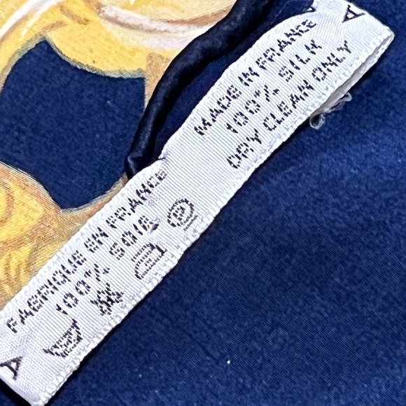 CHANEL CC LOGO CHAIN MOTIF 100% SILK SCARF - Picture 6 of 6